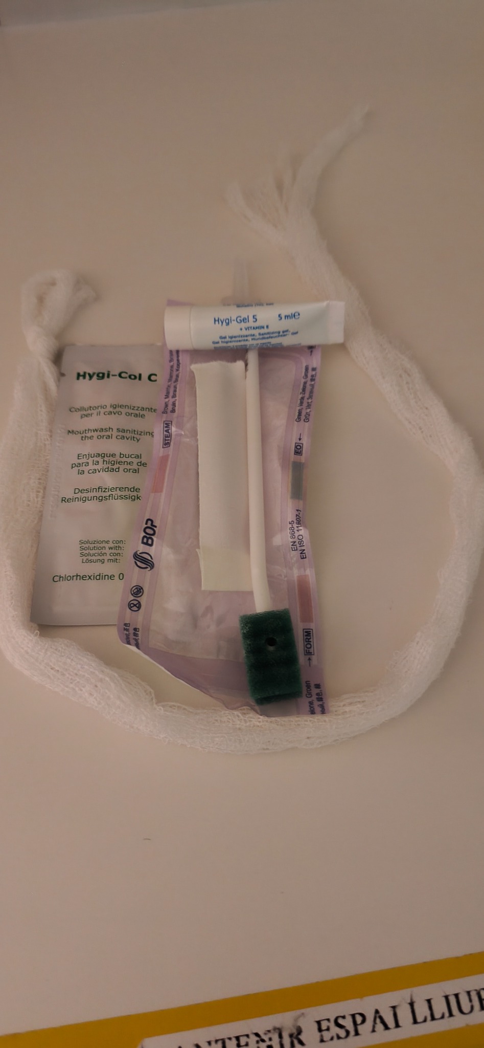 Material d’higiene bucal i fixació del tub amb bena de gasa